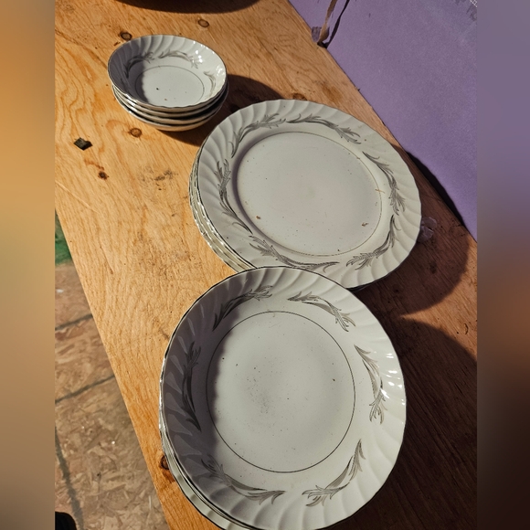 2 sets of dishes - Picture 4 of 4